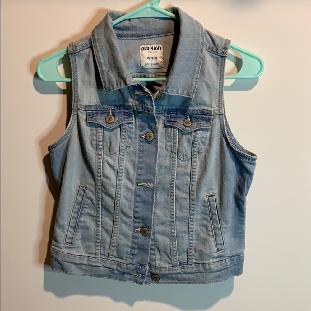 Sleeveless denim jacket